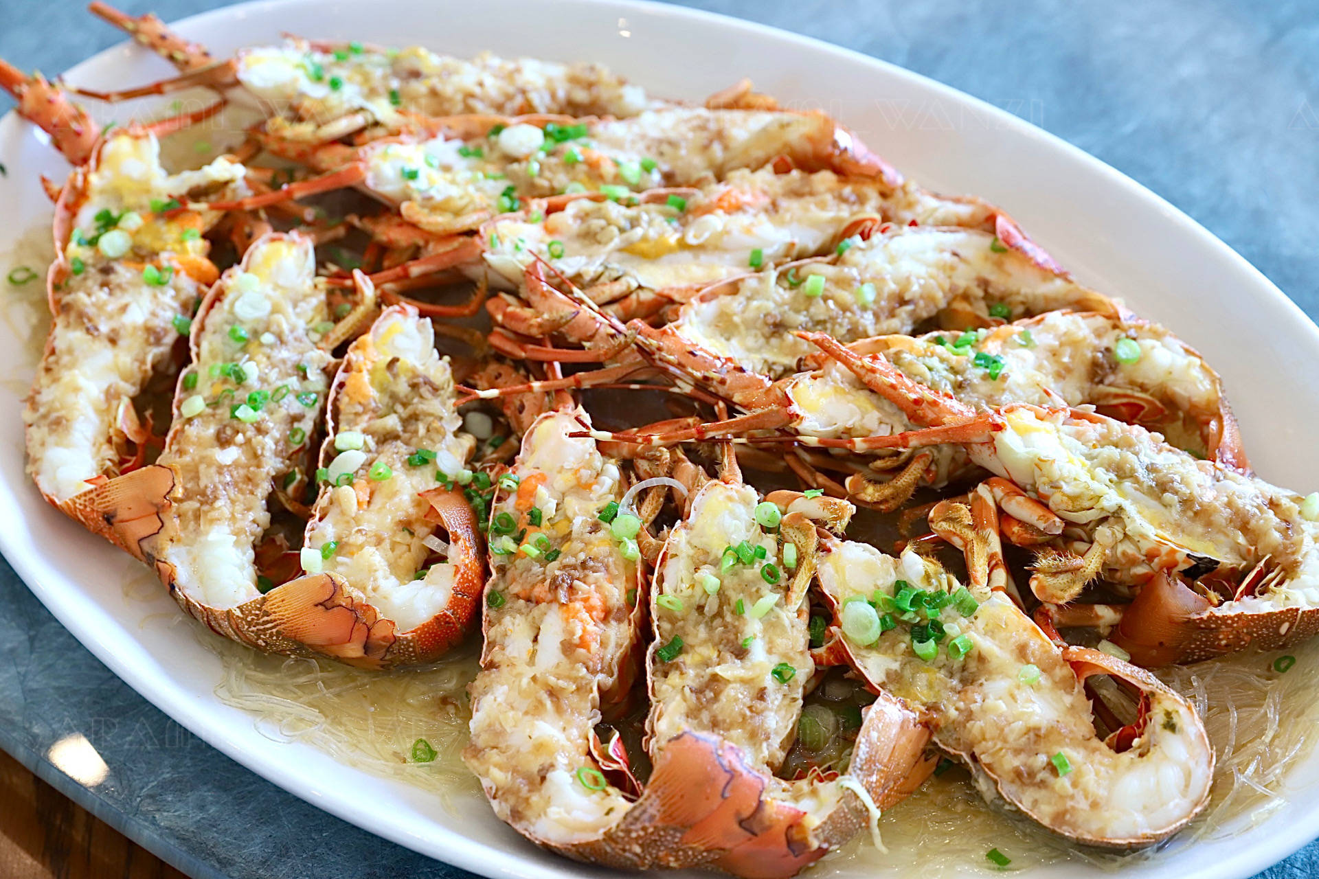 小青龙用经典蒸蒜蓉粉丝的做法,新鲜的小青龙,虾肉可整块剥离,洁白q弹