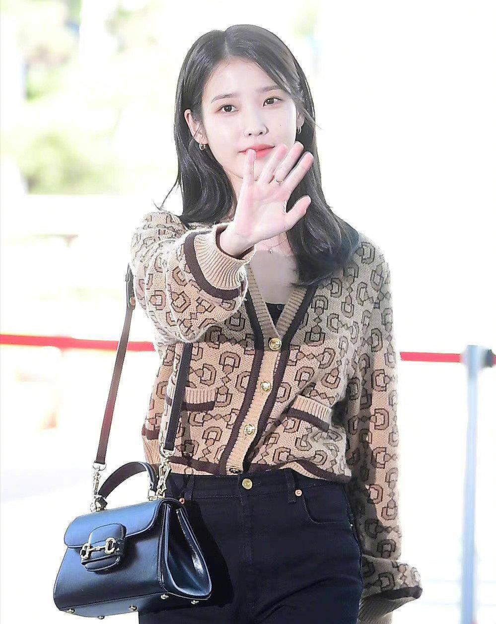 iu李知恩走机场美图被拍,简约的秋季穿搭美到骨子里_黑色_小丸子_图案
