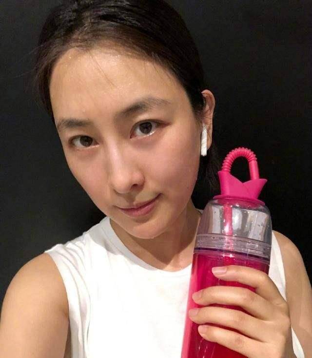 前阵子马苏在一个开机仪式上被网友拍到了生图,看这个形象,不是跟我们