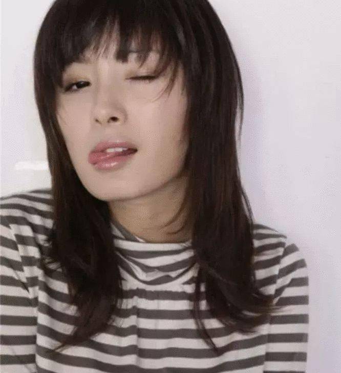 脸"而已,显得颜值更高,无论是17岁,还是现在33岁,杨幂的颜值都是一样