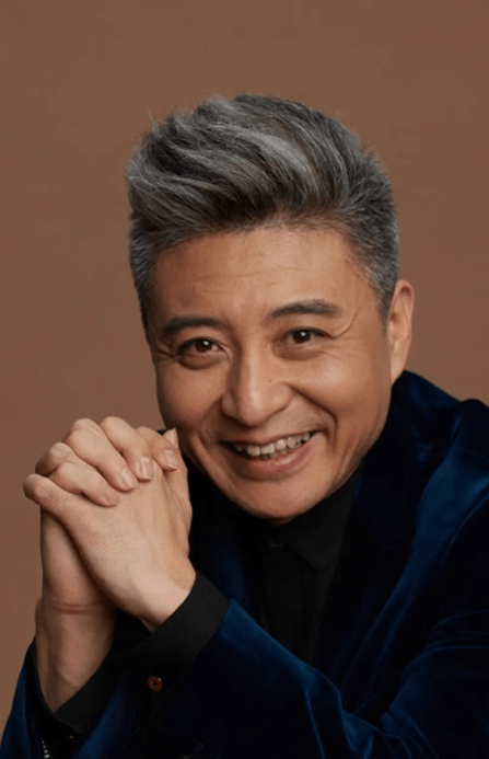 但周炜退出娱乐圈后,没有人气,没有人关注,无法给集团带来利益,每天