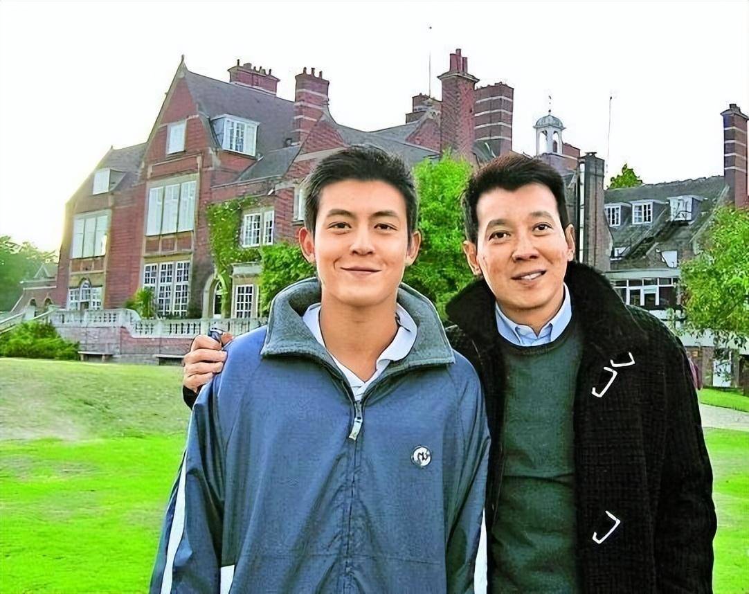陈冠希爸爸70岁大寿,头发乌黑浓密比儿子还年轻,父子五官神似_网友