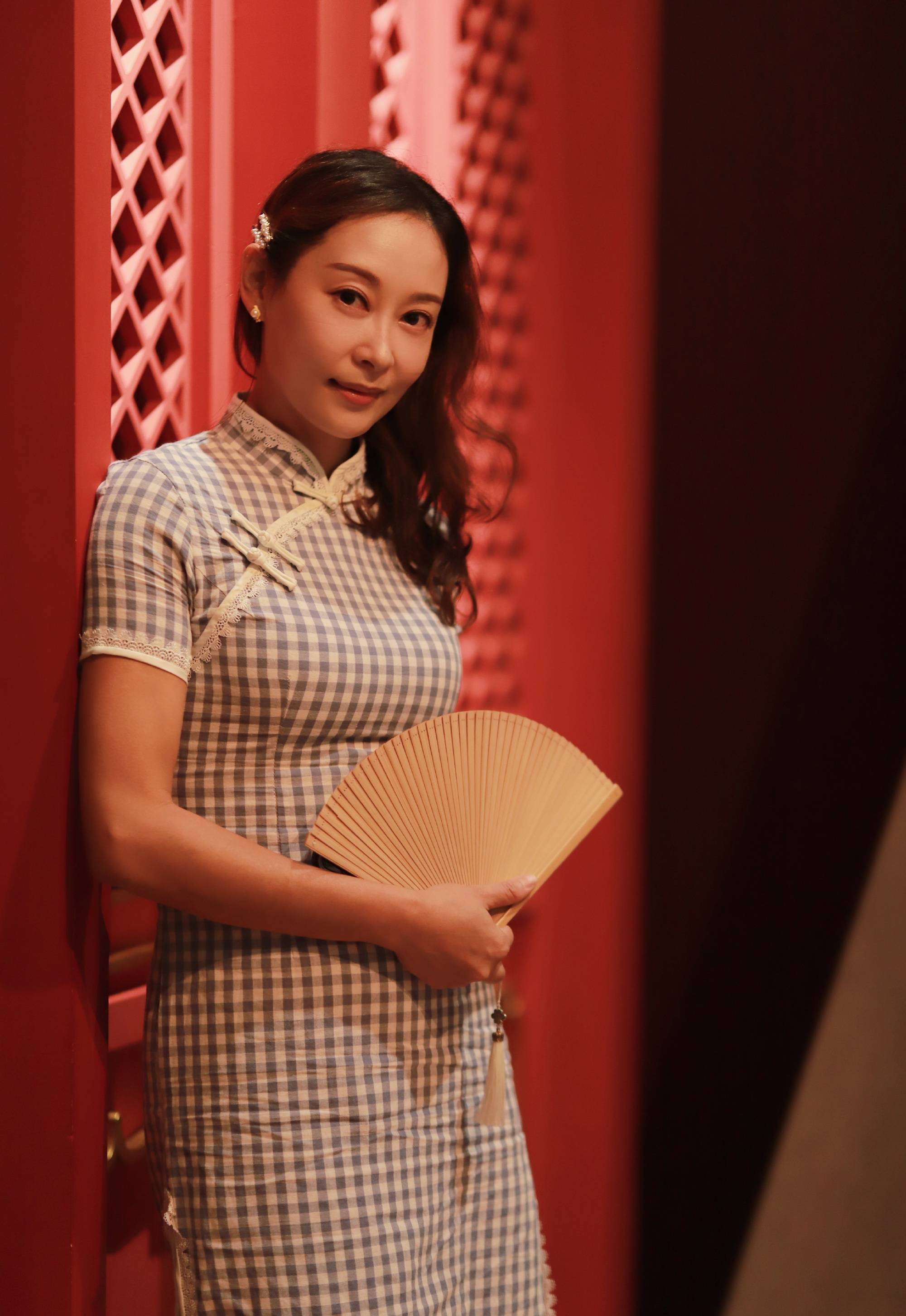 香港女星杨卓娜晒到故宫参观照,穿旗袍配运动鞋,网友:太美了_照片_几