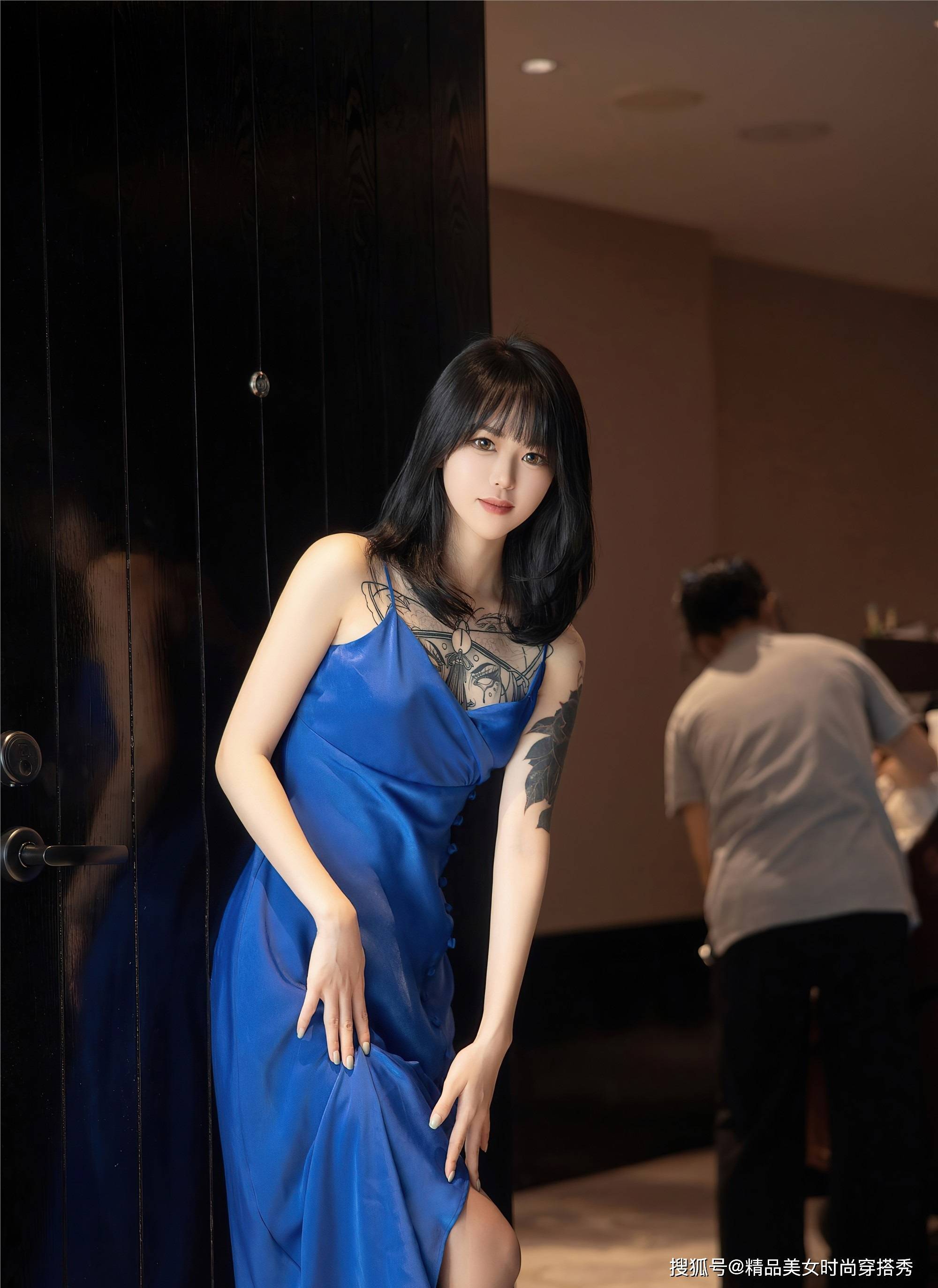 吊带裙这样穿,尽显十足女人味_长度_版型_外套