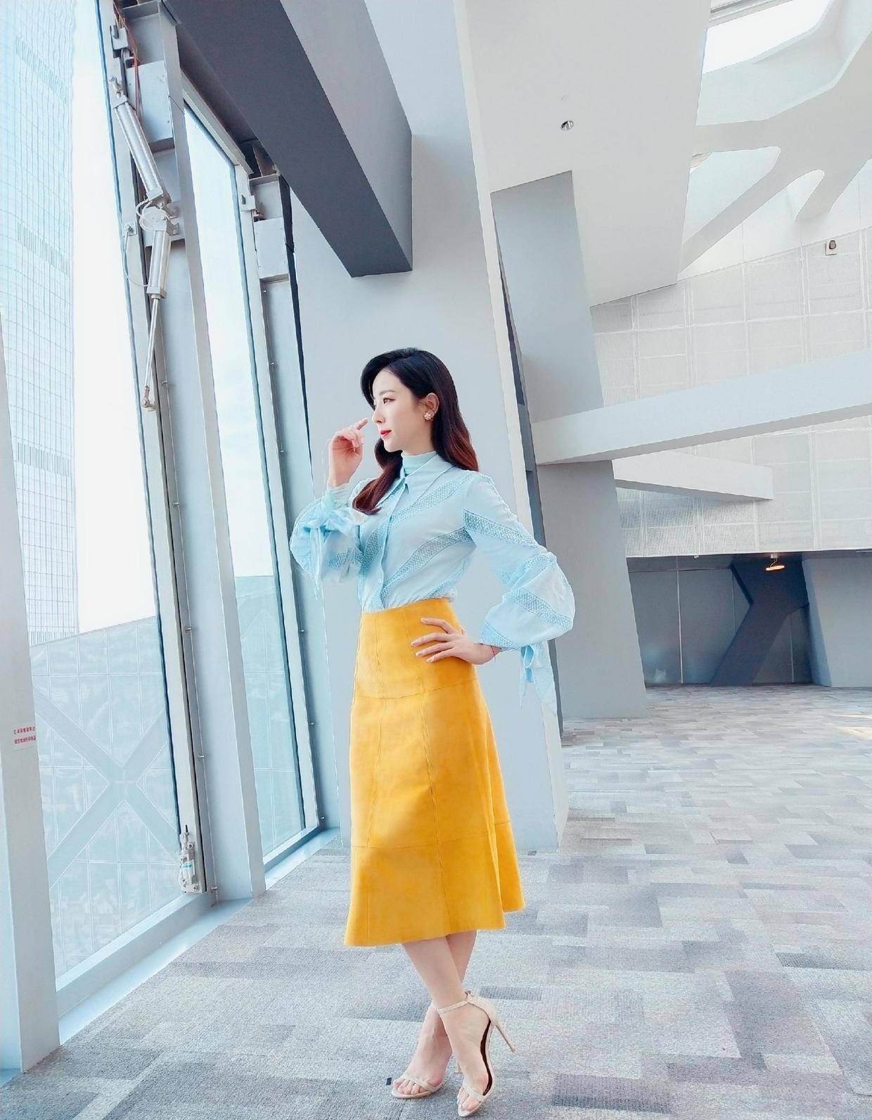 电视名嘴李思思真会穿,蓝色衬衫配黄裙玩大胆撞色,意外高级大气_时尚