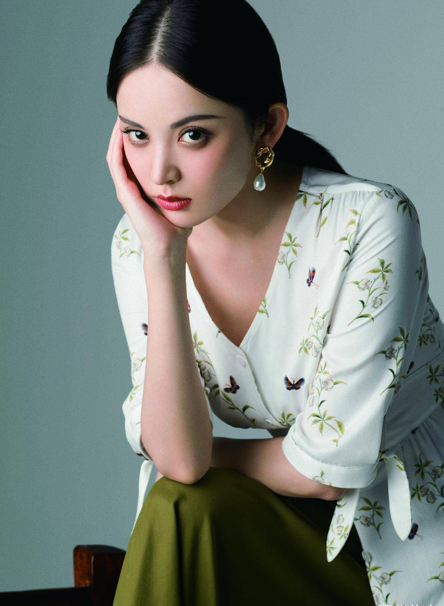 古力娜扎穿搭太大胆,法式长裙配草帽,真的不怕踩雷吗