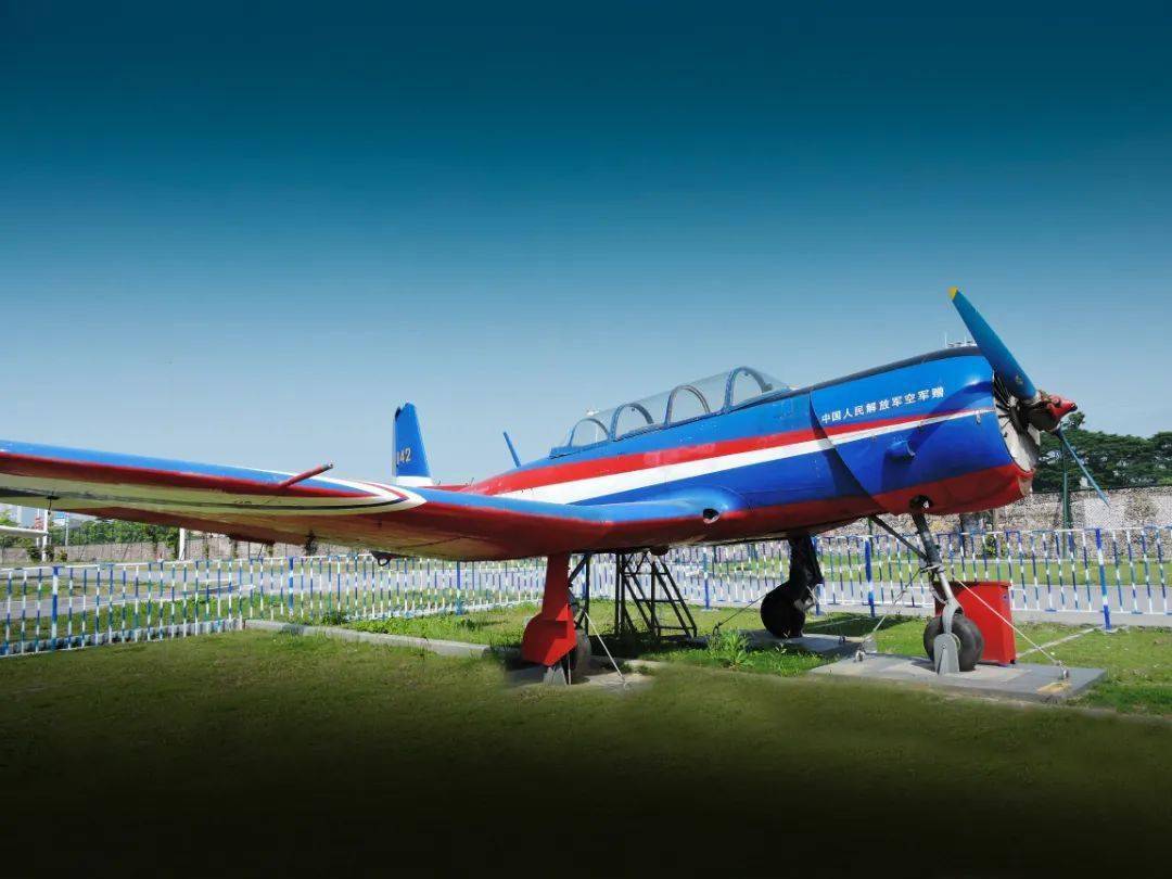 湛江市坡头区奥林匹克体育中心侧,园区有陆军,空军退役装备展区和海军