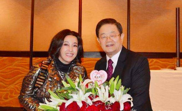 刘晓庆与第四任丈夫同框,大她十岁其貌不扬,却让她得罪不起!