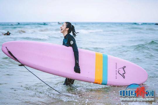冲浪主题青春励志电影《我的冲浪女友》在侨乡万宁开机