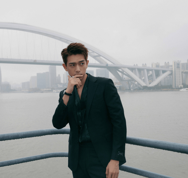 李现晒自拍,新发型也太乖了!