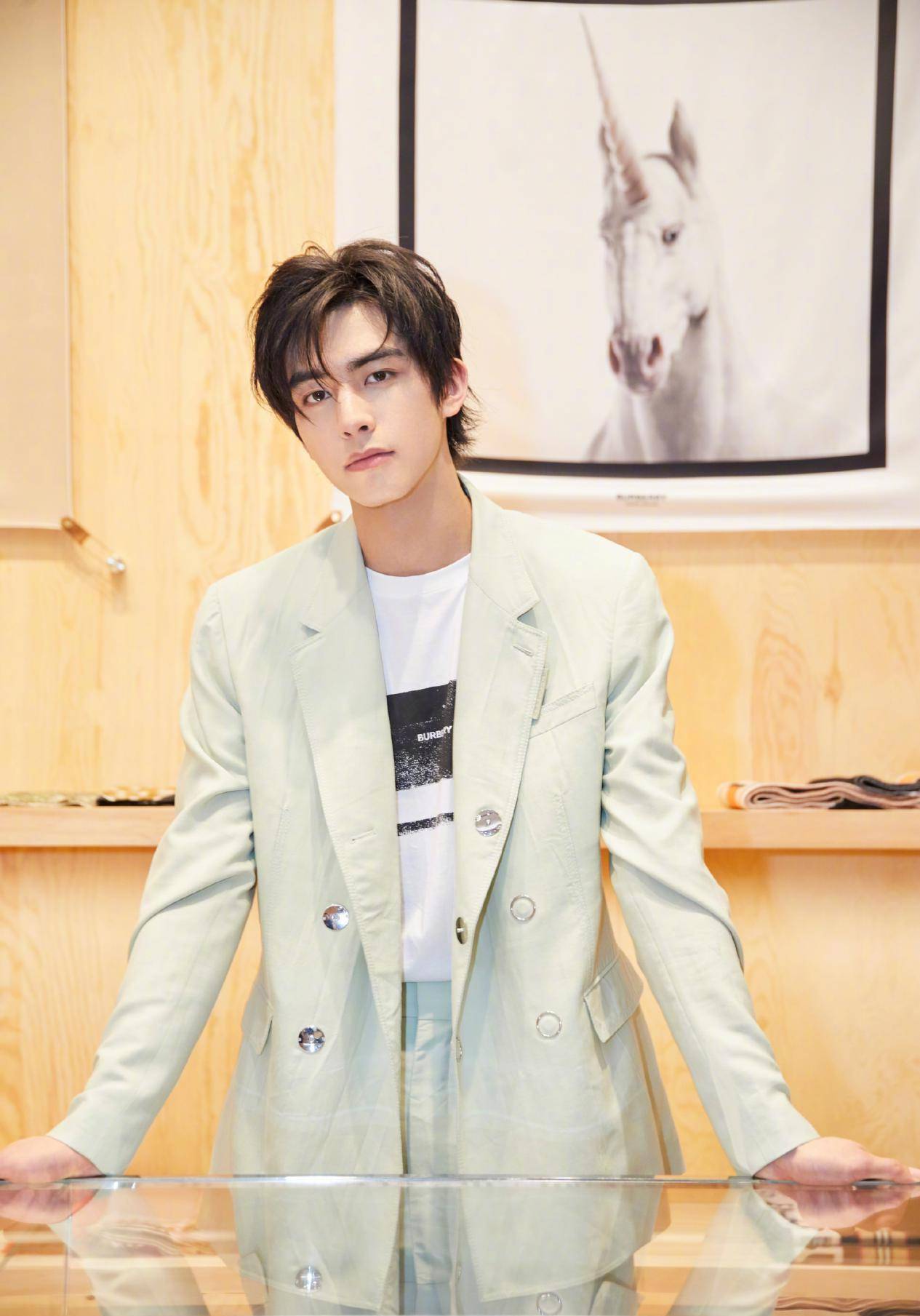 "旺夫"体质谭松韵,任嘉伦宋威龙都火了,熊梓淇却走下坡路_人气_晶晶