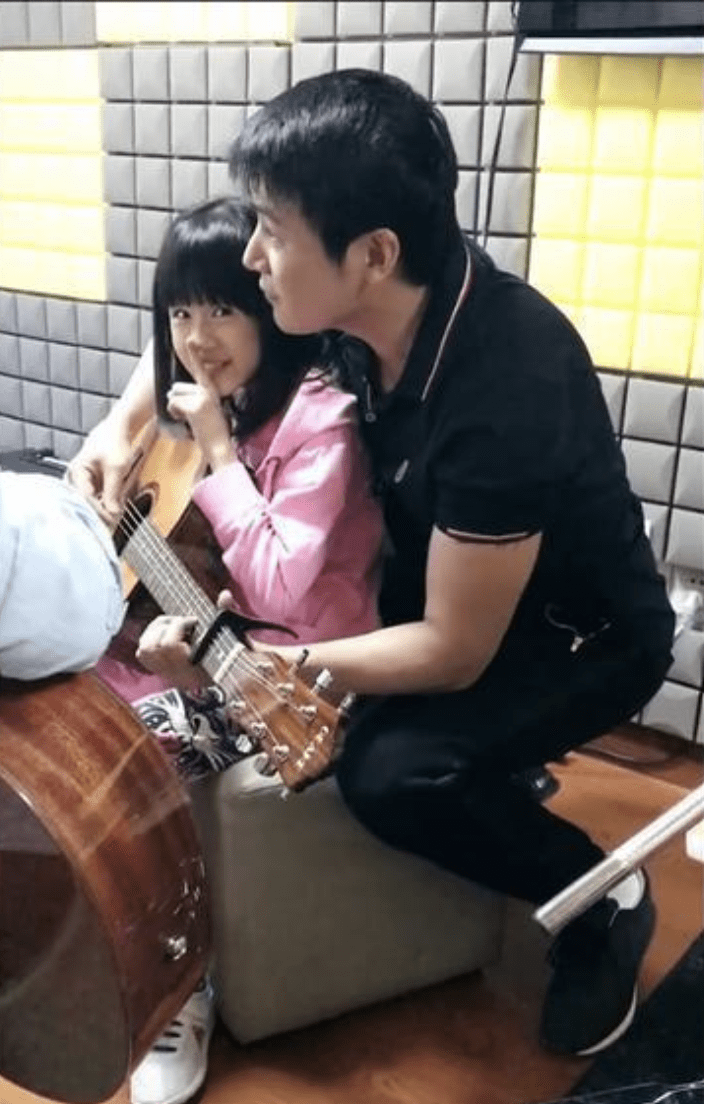 鮑蕾曬全家出遊照,摟著陸毅甜笑 12 42a72e6bd64a465a85e5e6d7ac06315a