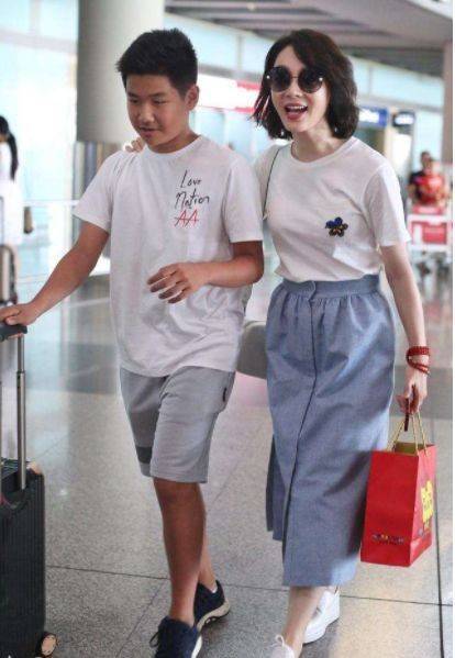 同样是当后妈,秦海璐从不与继子互动,而她却视继子如亲骨肉_孩子_陈数