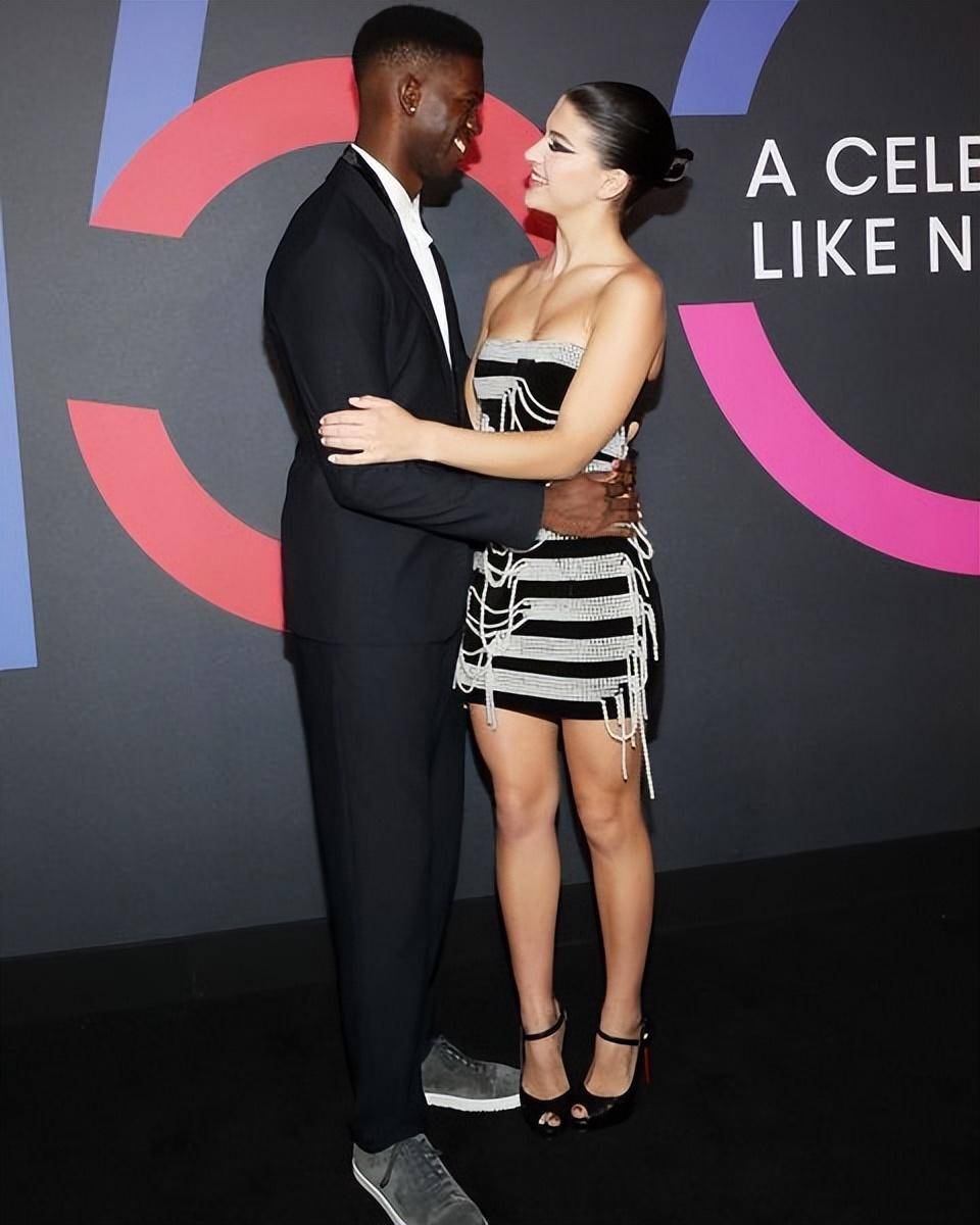 和男友真甜蜜,她靠美貌出圈_菲比_女儿_带着