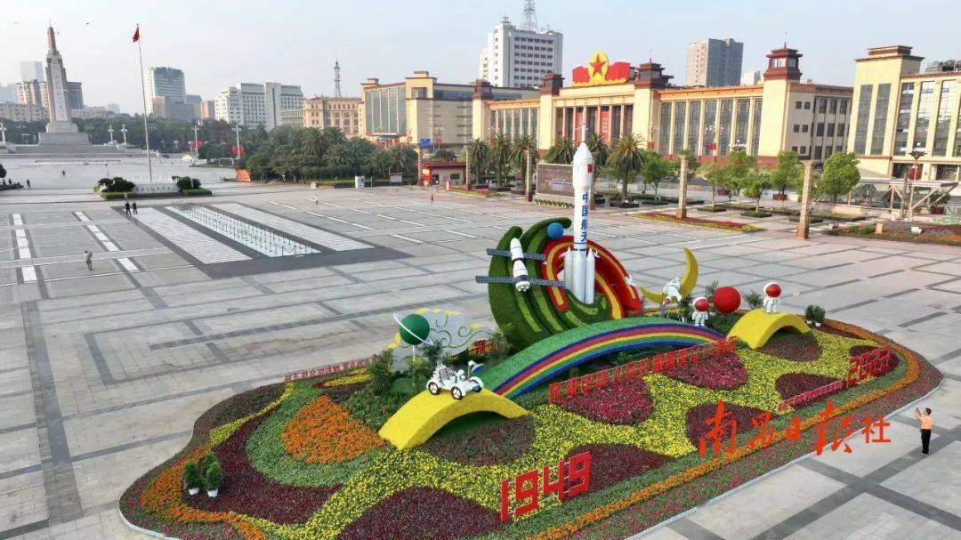 就在八一广场!这个造型,亮了!_花卉_祖国_华诞