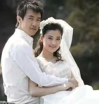 鄢颇罕晒全家福,妻子李呈媛患病7年,鄢颇化身好男人亲自照顾无怨言
