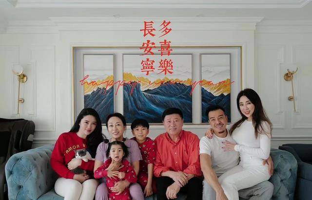 老婆背千元包,白皙丰腴美腿瞩目_妻子_刘帅_夫妻俩