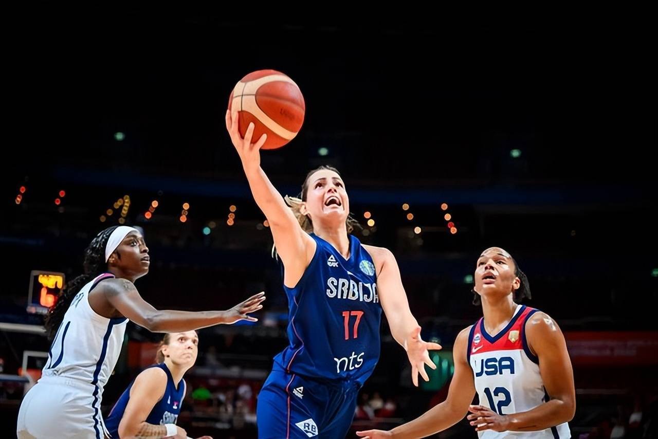 33分大胜,美国女篮率先晋级4强!