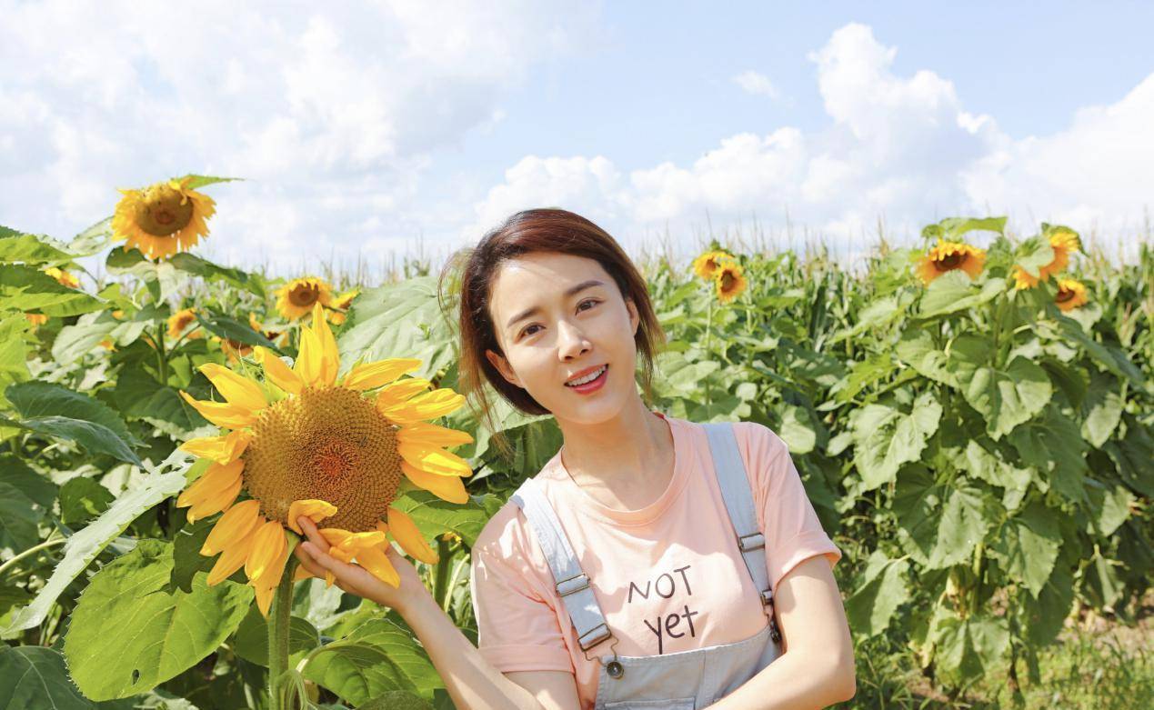 "嫦娥"颜丹晨一点没见老,穿背带裤在花海前凹造型,人比花还娇