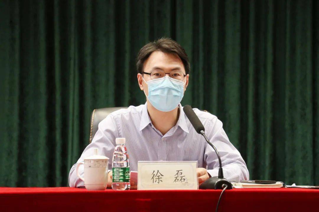 镇党委委员徐磊主持会议▲镇社区党校名誉校长张汉为作题为《牢记