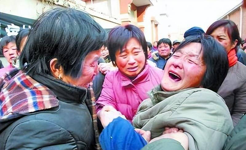 2007年，一位河南村支书猝死新疆，遗体接回，全体村民痛哭迎接
