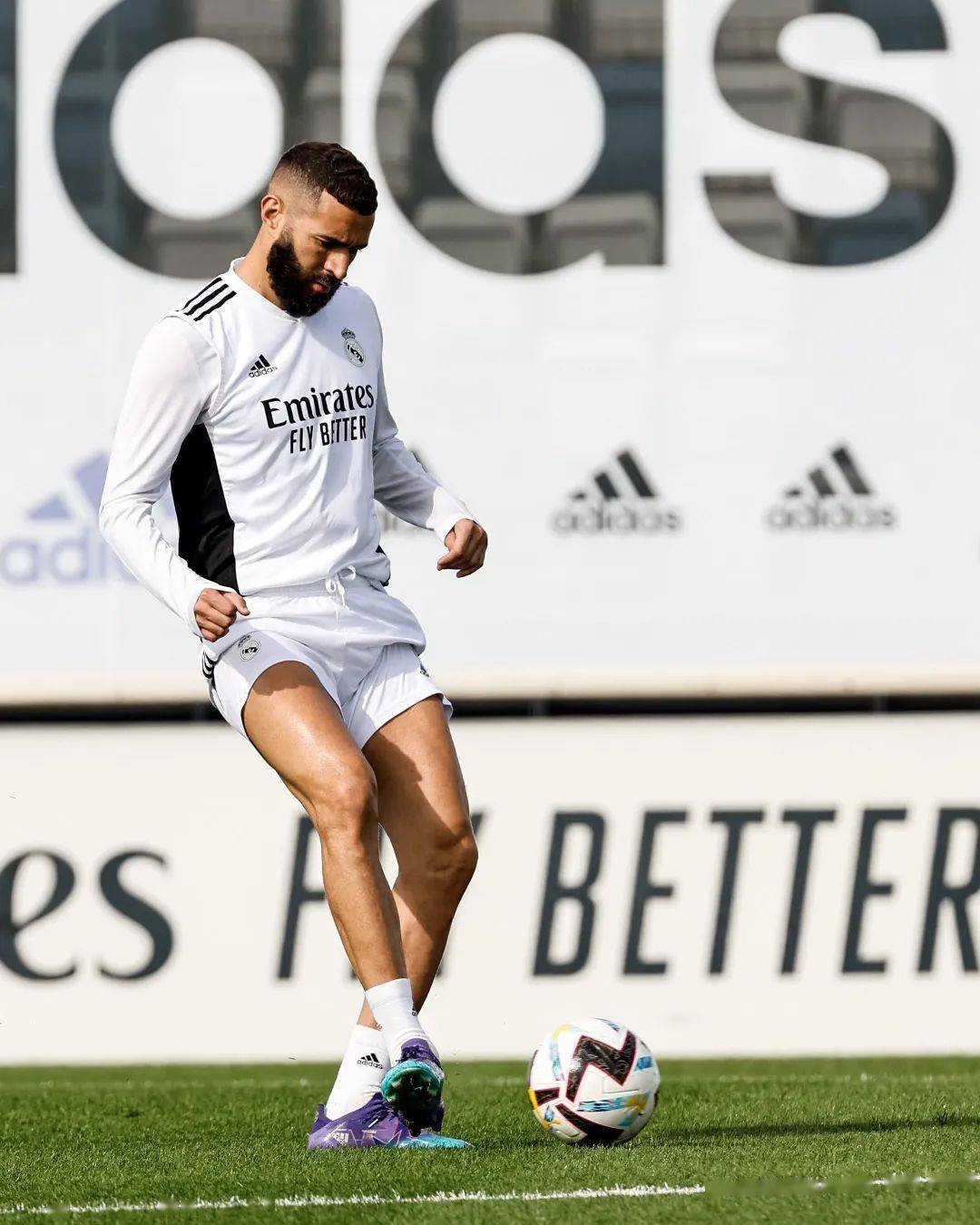 很难不担心装奖杯柜师傅的精神状态_本泽马_比赛_获奖