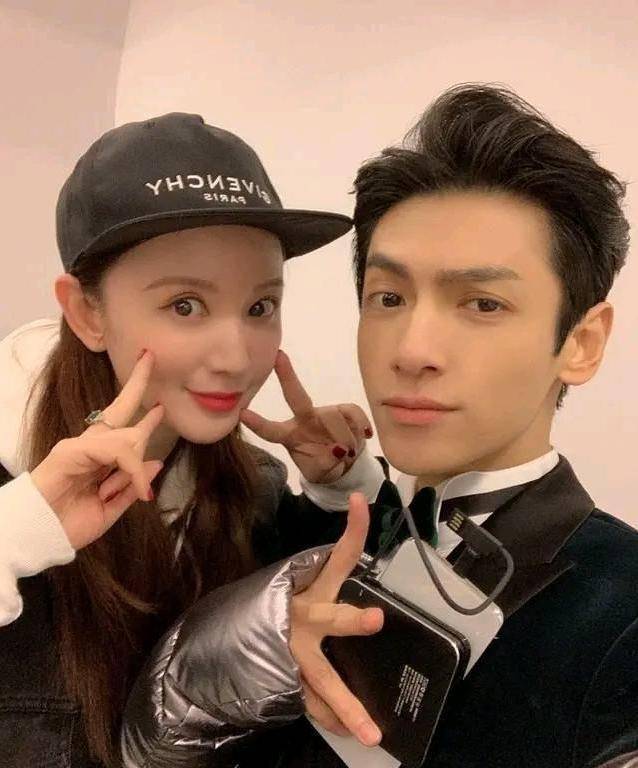 张萌深夜探班罗云熙,带美食前去连发4张自拍,难道爱情发生了_杨紫