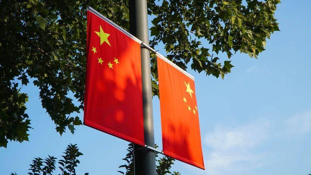 成为合肥金秋最美丽的风景映衬着蓝天白云一面面鲜艳的五星红旗国庆