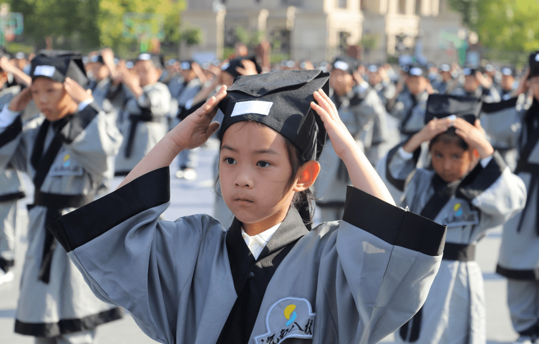 正衣冠,明事理第一礼于德泉副书记为开笔礼致辞.