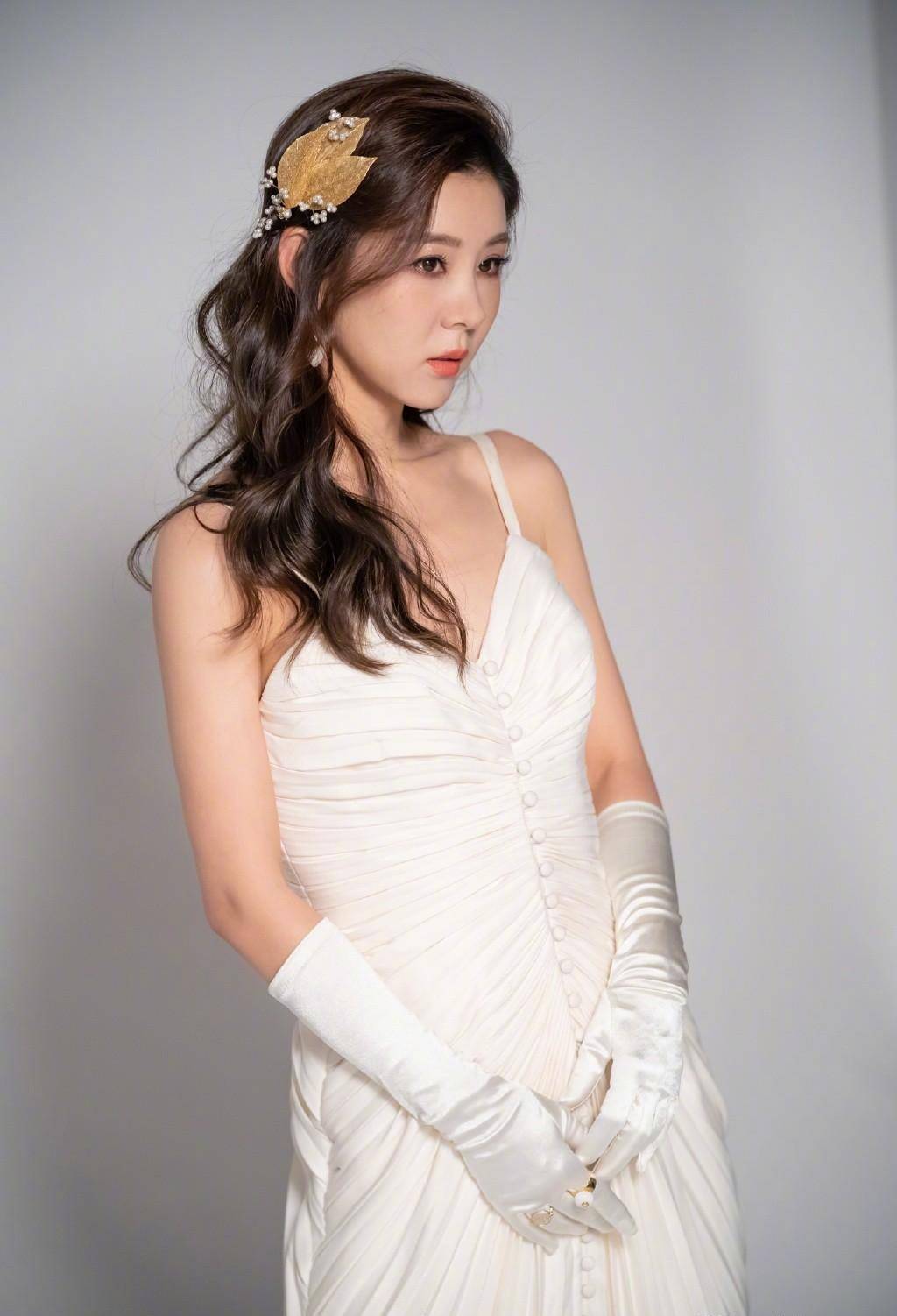 圆脸美人李小萌真洋气,穿吊带"婚纱"配新娘手套唱歌,看着心动_时尚