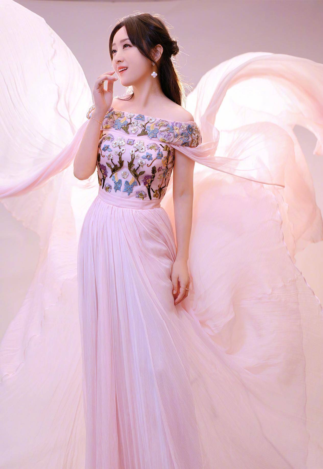 杨钰莹气质惊艳,穿露肩粉裙清新脱俗美成仙,49岁依旧明艳动人_粉色