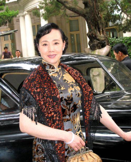 "樊胜美妈妈"扮演者64岁康群智,私服穿搭好高贵,值得妈妈们学_显得