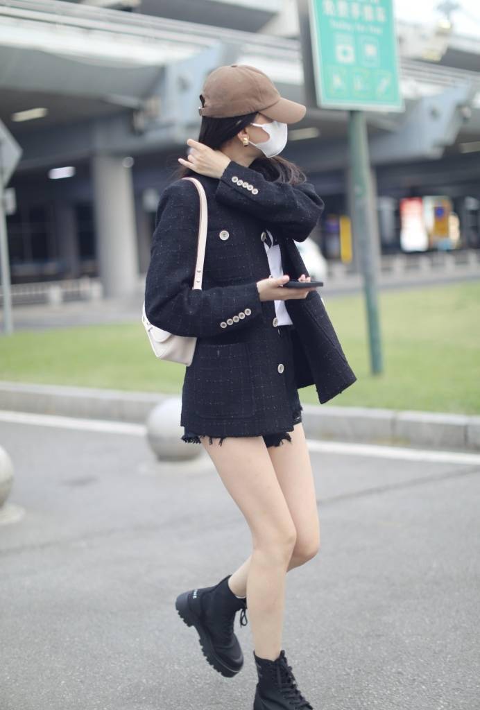 孙怡穿黑色小香风外套搭配马丁靴 挎白色手提包知性十足