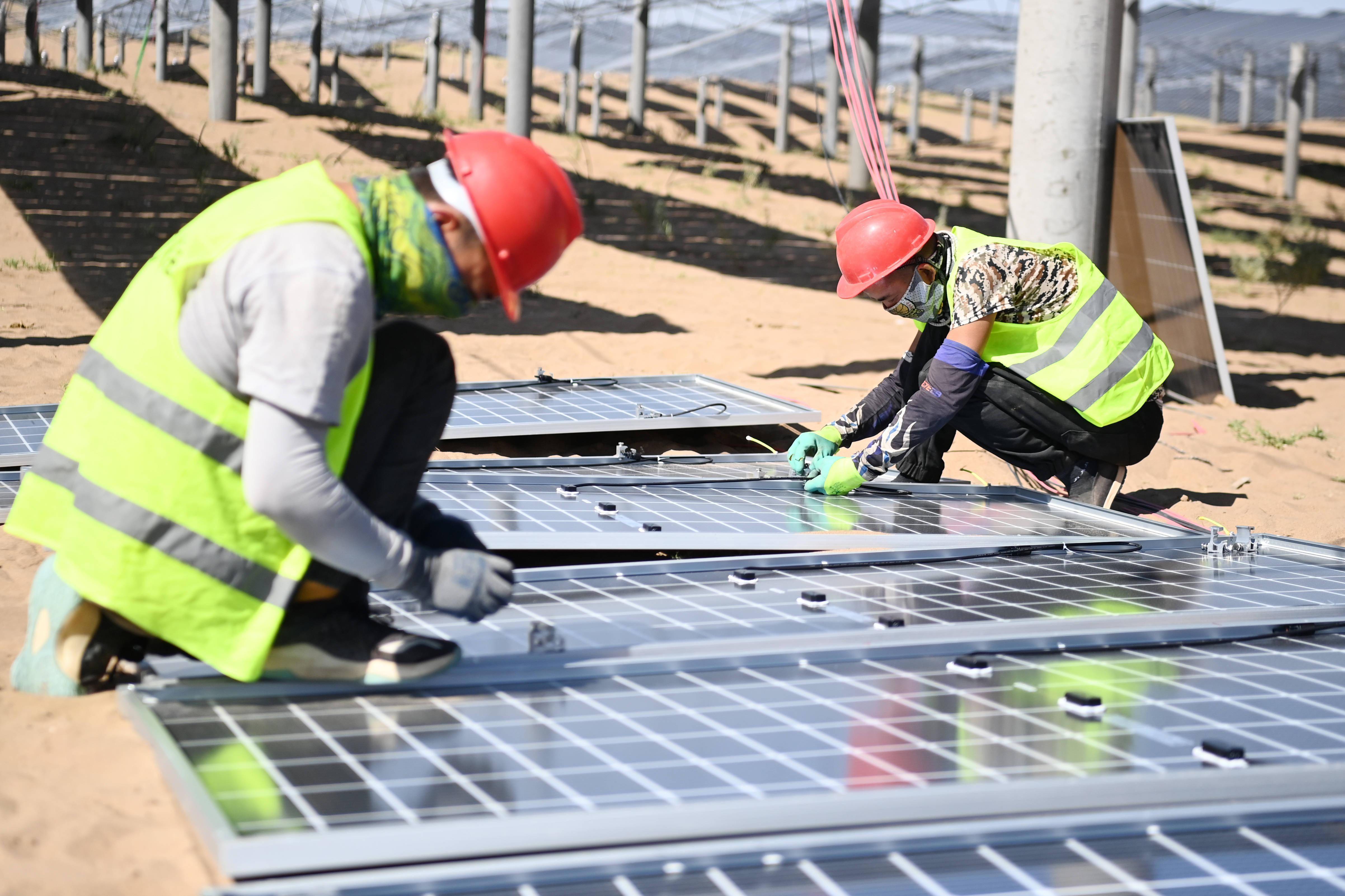 施工人员在安装光伏板挂件