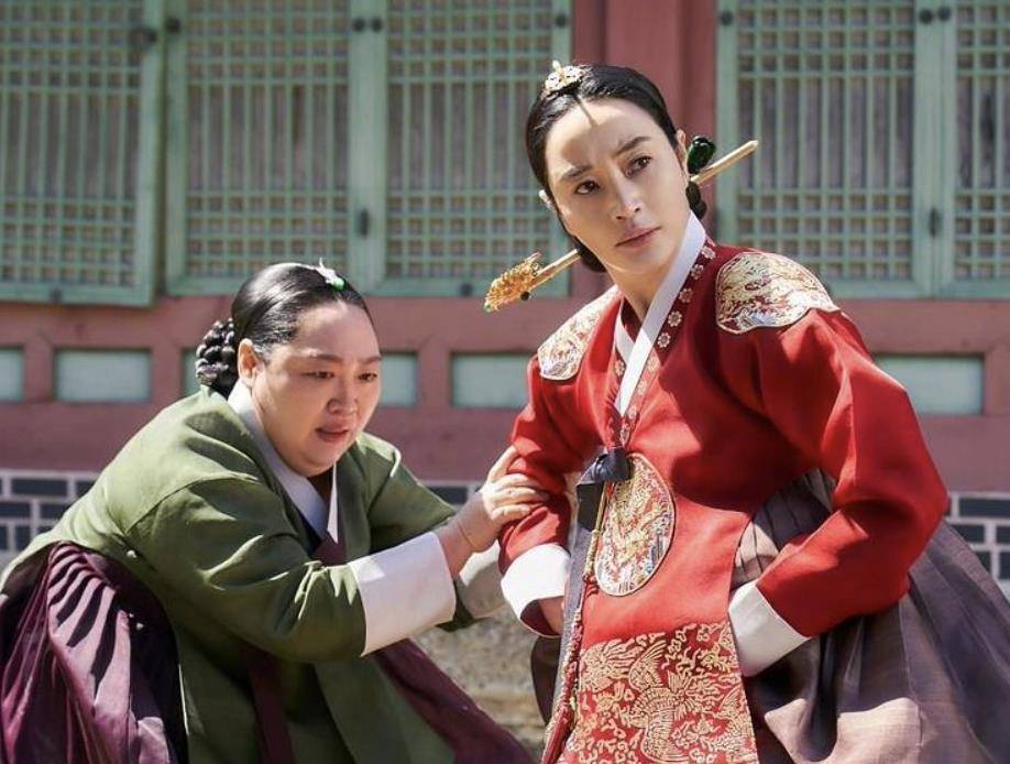 金惠秀饰演勃然大怒,刁钻刻薄,敏感十足的中殿麻麻,这也是金惠秀时隔