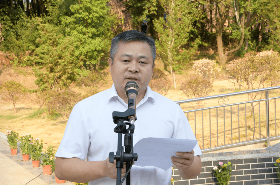 市委书记郑绍代表市委,市政府,市人大,市政协,驻地部队整理花篮缎带.