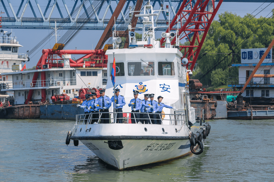 入警誓词民警在公安趸船上重温入警誓词民警在公安趸船上重温入警誓词