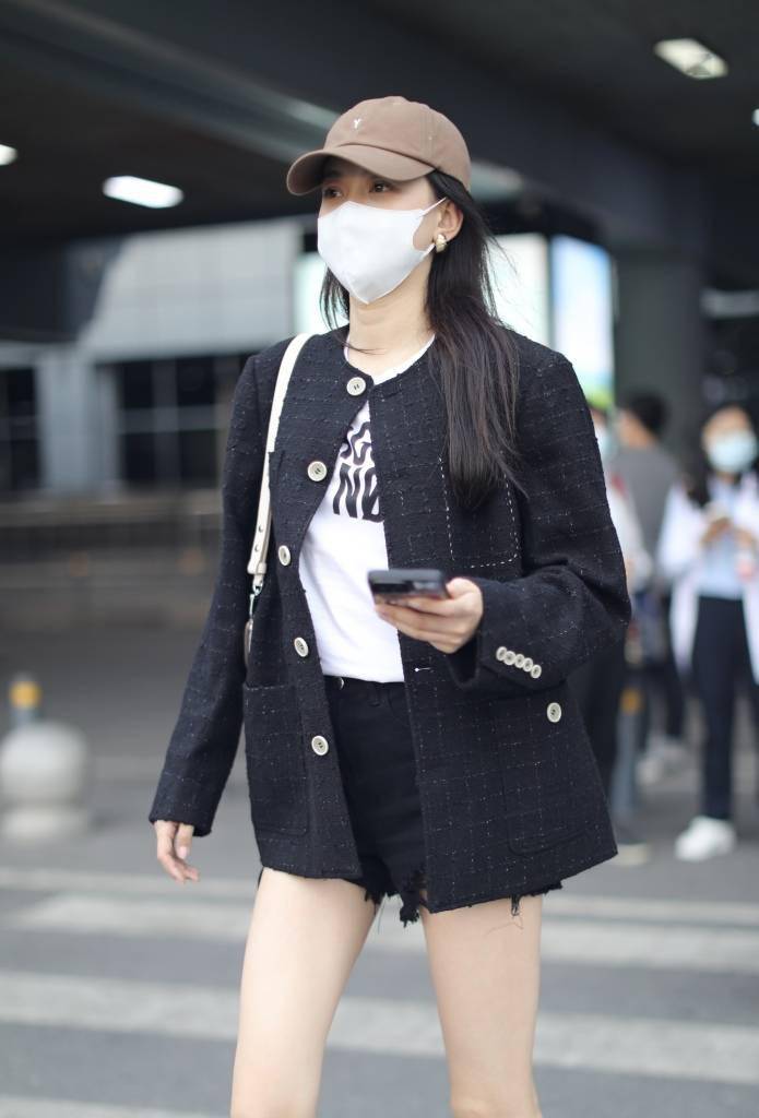 孙怡穿黑色小香风外套搭配马丁靴 挎白色手提包知性十足_黄花机场_酷