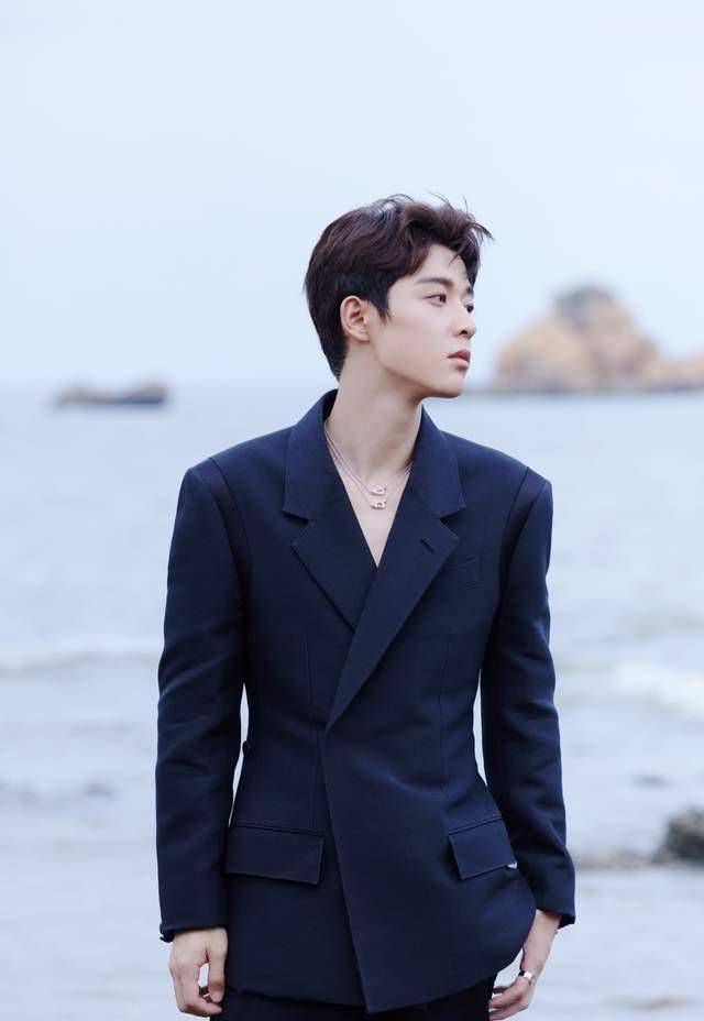 刚刚从《创造营2022》下岛的吴宇恒可谓是变了一个人,黑色西装矜贵