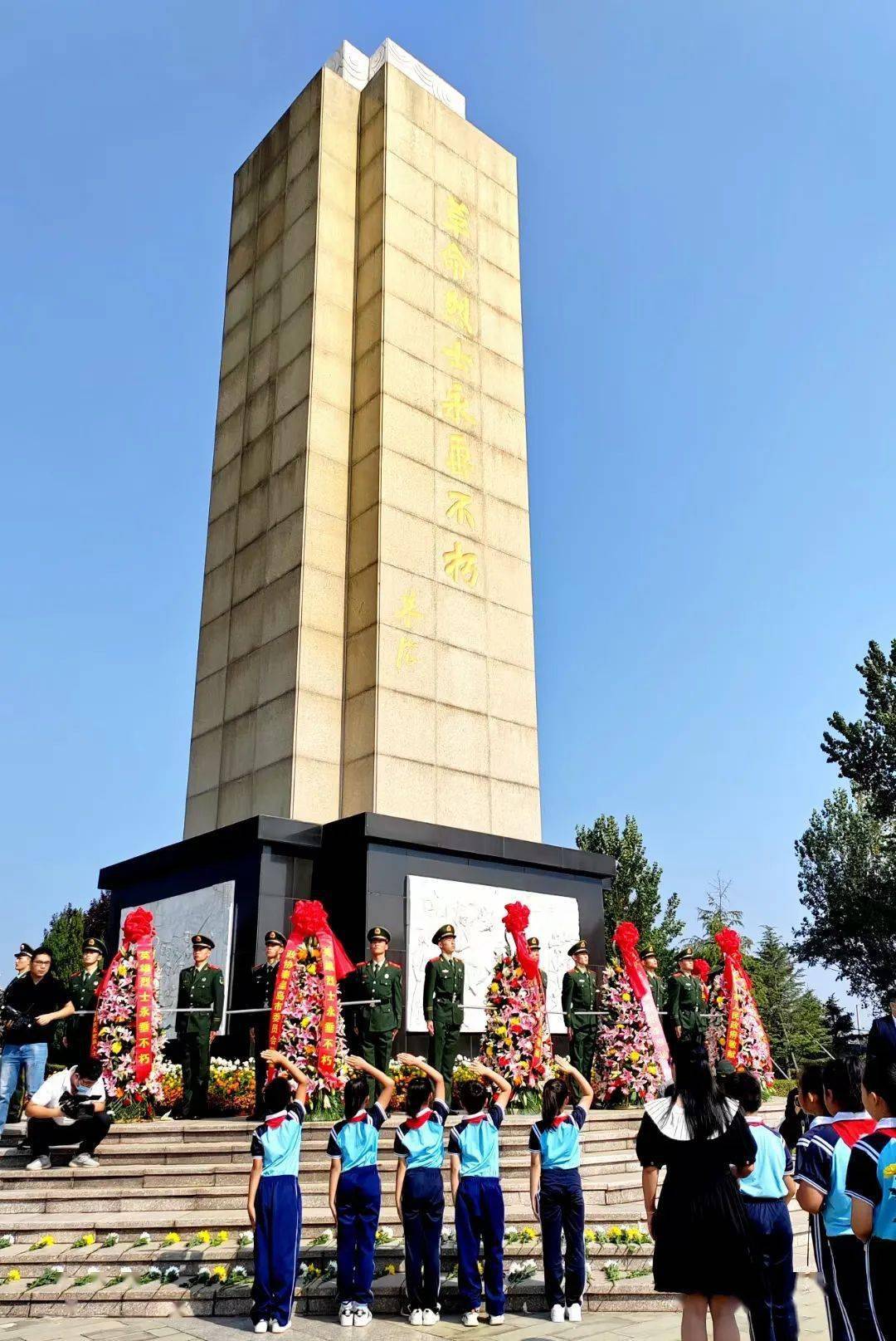 缅怀革命先烈活动,队员们瞻仰烈士纪念碑,参观秦皇岛烈士陵园陈列室