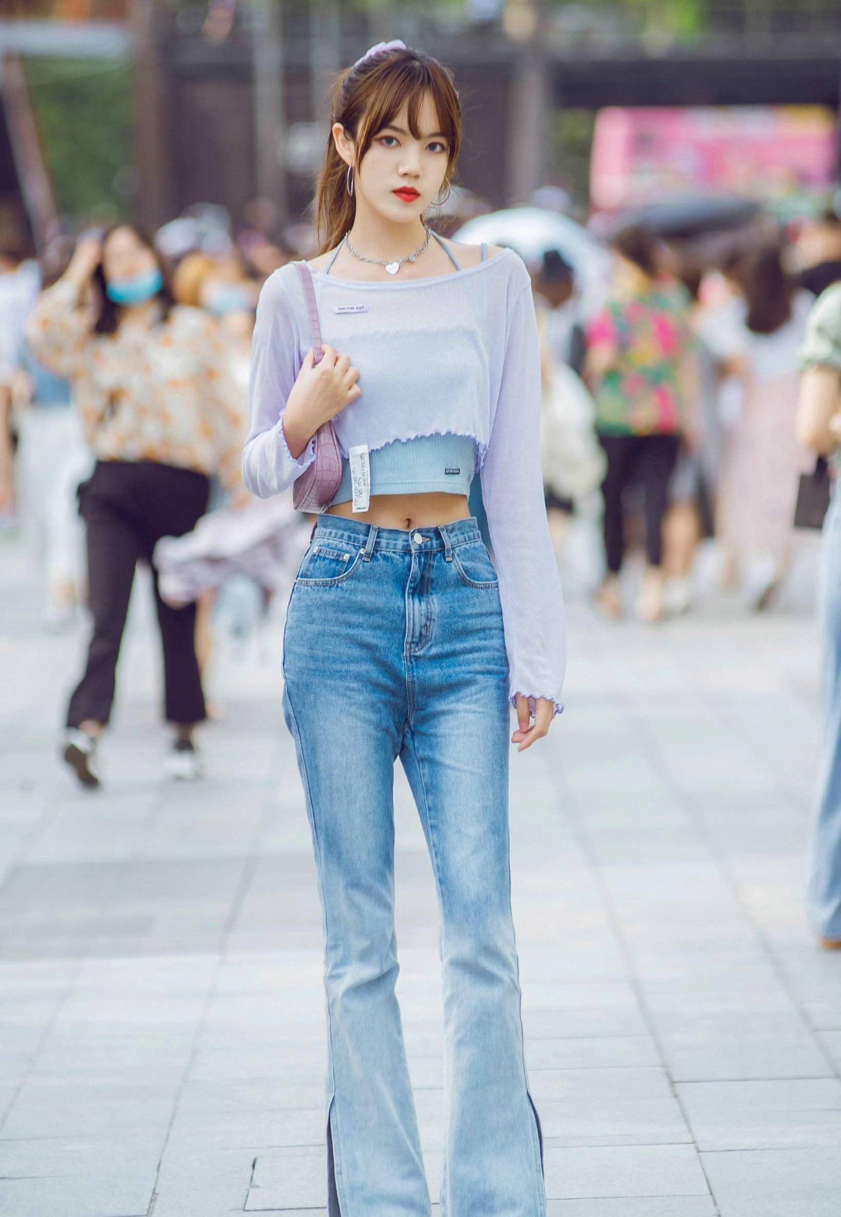 牛仔裤是小姐姐们的最爱,再搭配一双小白鞋,更能凸显青春的气息_时尚