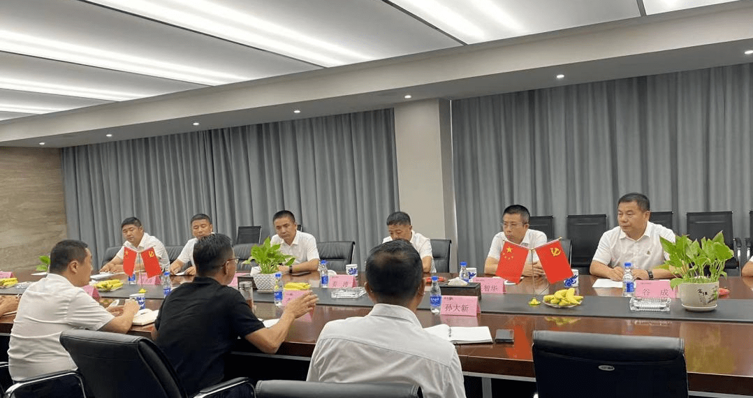 翌日,北大荒一行在鄱阳湖生态农业副董事长李小伟等热情接待下,参观了
