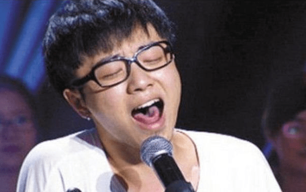 华晨宇节目被迫卸妆,素颜镜头简直一言难尽,没想到却长成这样_美颜