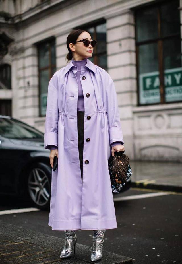 佟丽娅把"过腰风衣"穿火了,时髦显瘦又高级,上演老娘天下最美