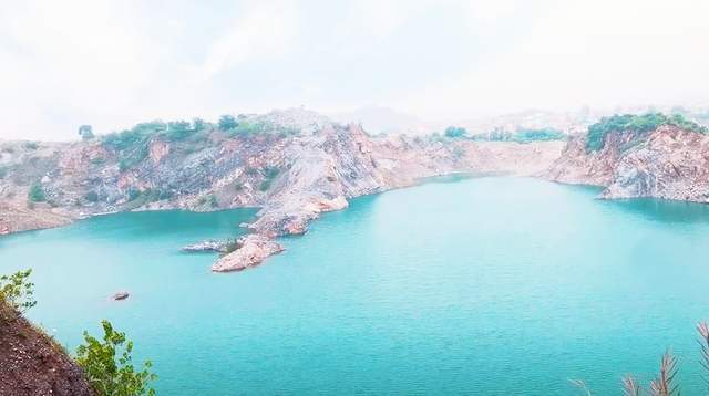 废弃的矿场成随拍景点，打卡武汉蔡甸郊区鲍塆，鸟瞰冰蓝色人工湖
