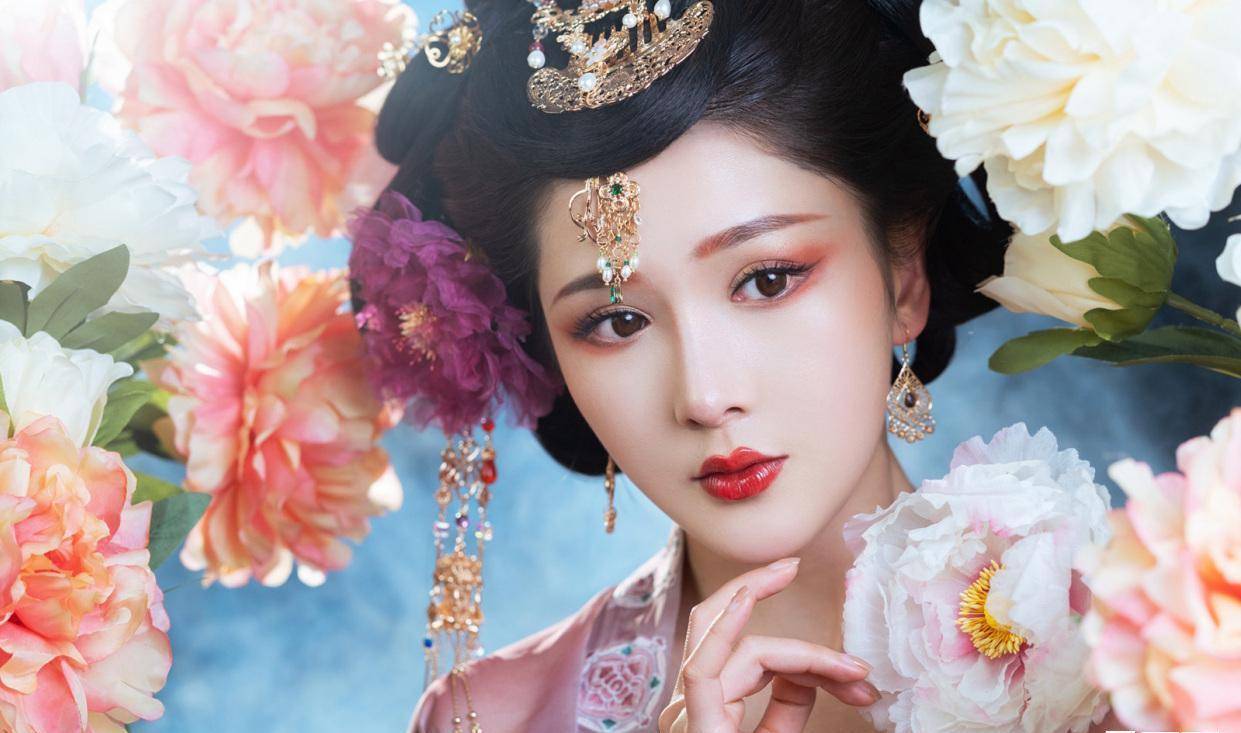 女生穿汉服扮"贵妃",成片让人赞叹:太美了_姐姐_金色_发髻