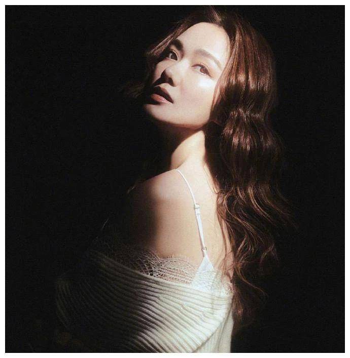 汤洛雯真会穿,皮质短裙配薄纱衫太美了,刘恺威的普通朋友真漂亮_材质