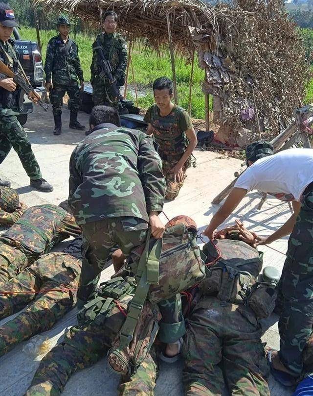 7名缅军被俘:多人脚部被锁在木枷锁里,生不如死_缅甸_游击队_地方
