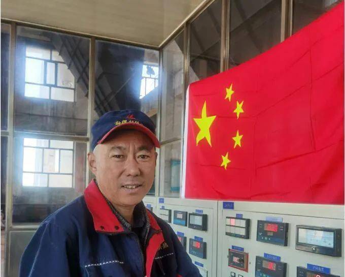 勤得利我与国旗合个影 | 为祖国庆生 与国旗同框_祝福_五星红旗_中国