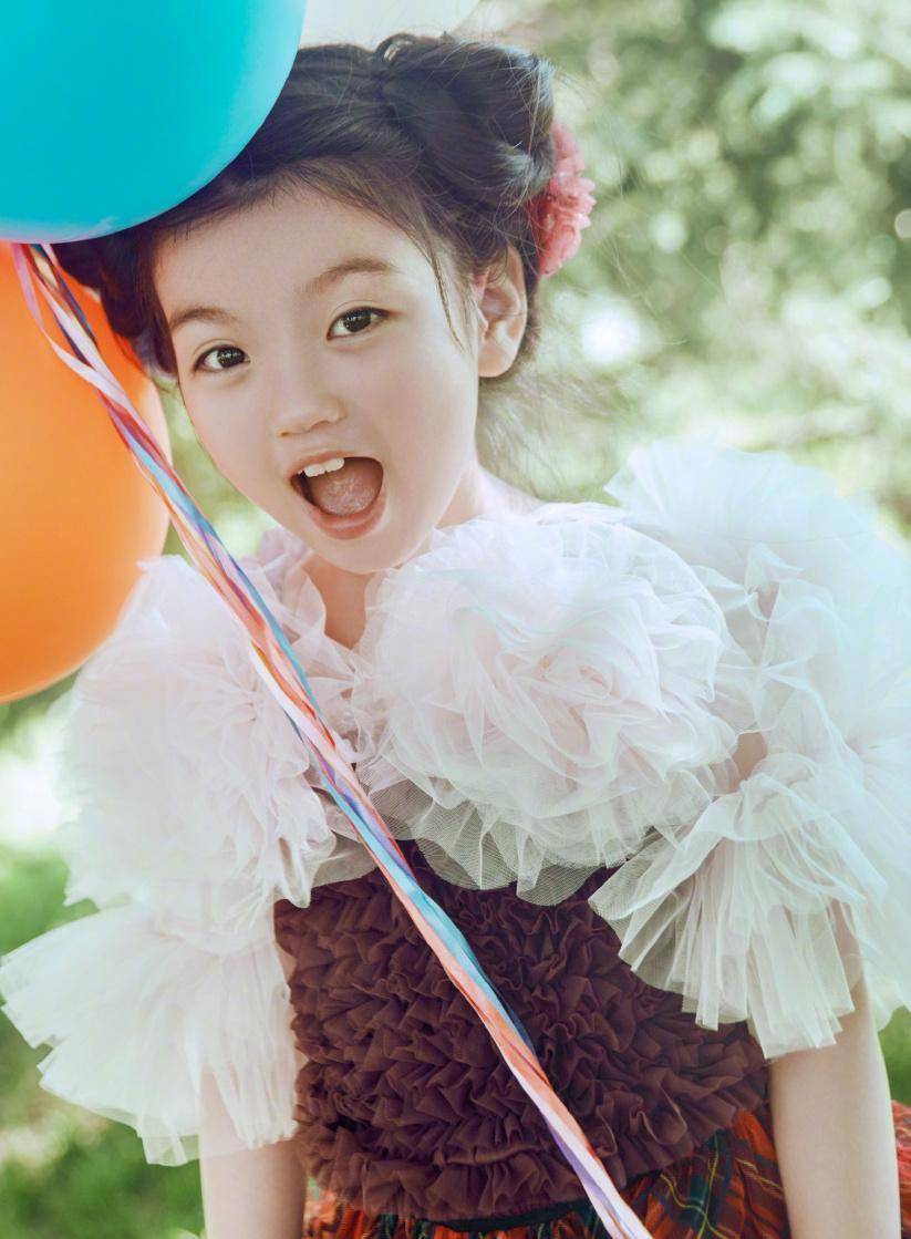 《爸爸去哪》小童星阿拉蕾8岁了,《环球baby画报》拍得很可爱啊_生活